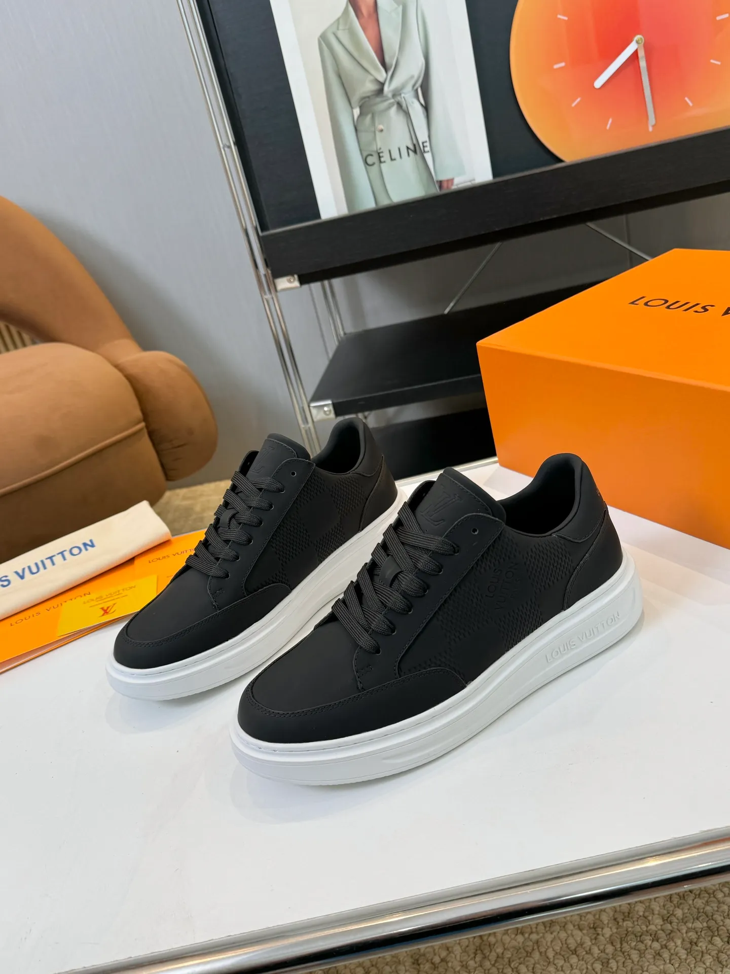 Men's Men's Shoes 💰620💰 LV [Beverly Hills Sports Shoes Series] This Beverly Hills sports shoes are made of grained cow leather with Damier pattern, echoing the current season's leather goods series. The thick rubber outsole is lightweight, and an embossed Louis Vuitton logo adds a branding touch. Padded insole and technical fabric lining enhance comfort.  Detailed Features ♛ Silk cowhide ➕ Tumbled cowhide ♛ Ultra-light rubber outsole ♛ Louis Vuitton logo on tongue and outsole ♛ Size: 38-46